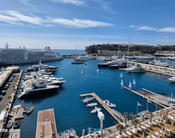 Vista panorâmica do porto Hércules em Mônaco com vários iates e barcos