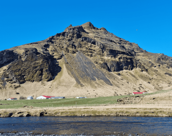 Montanha ao lado da cachoeira Skógafoss na Islândia