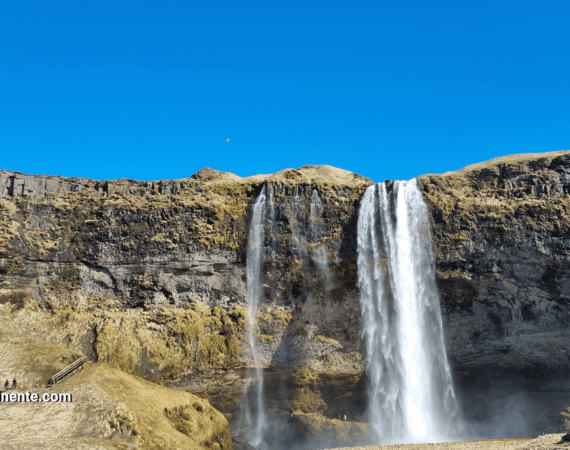 Cachoeira Seljalandsfoss onde você pode dar a volta por trás dela
