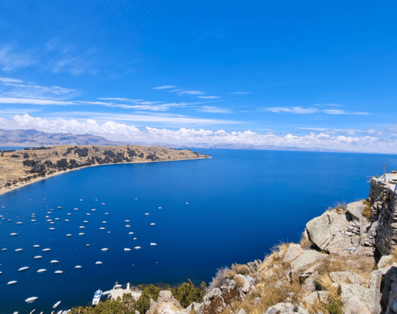 vista panorâmica da cidade de copacabana na bolívia junto ao lago titicaca