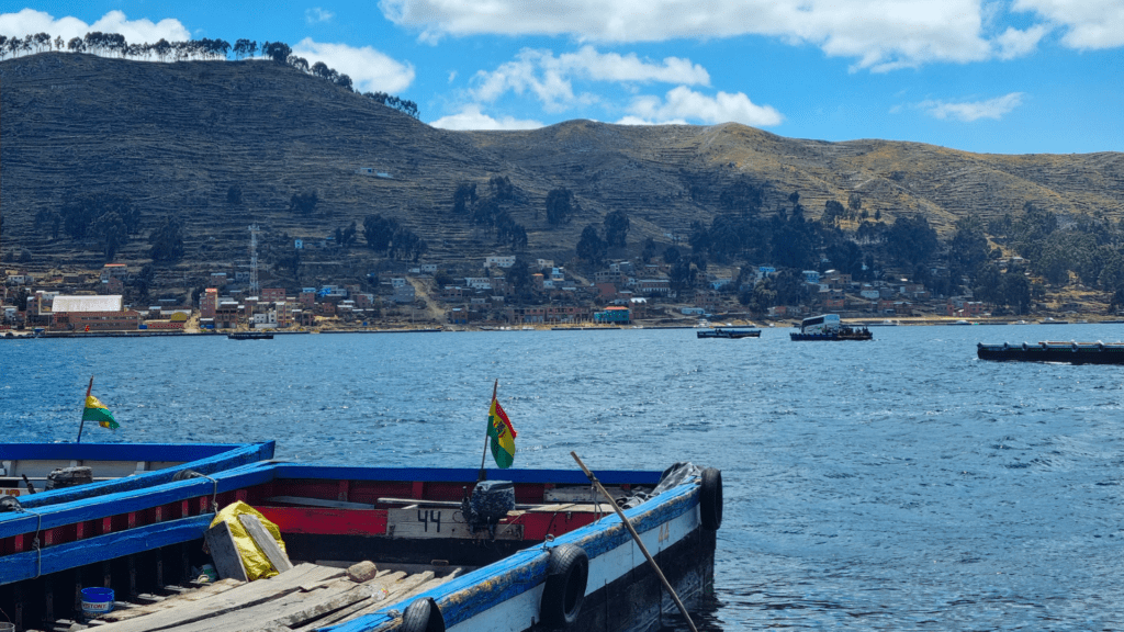 Barco no lago titicaca passando pelo estreito de tiquina
