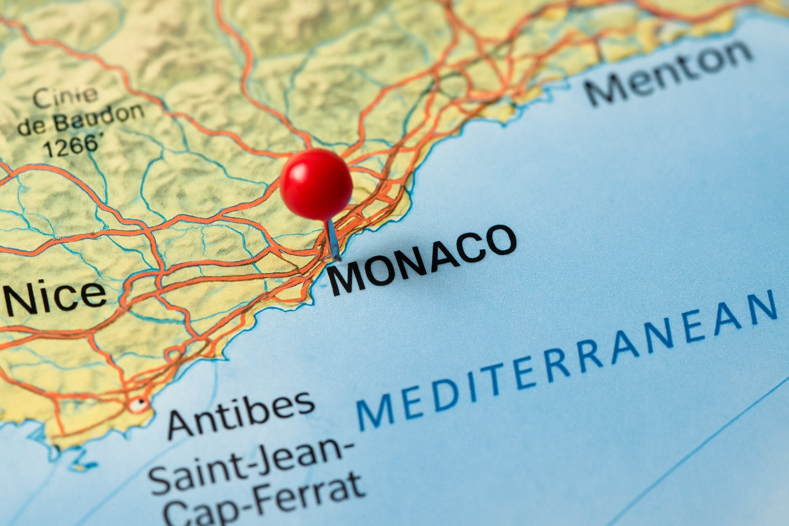 Mapa detalhado mostrando a localização de Mônaco na costa do Mediterrâneo, destacando a cidade e regiões próximas.